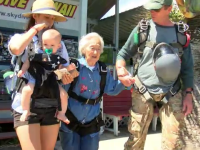 O bunicuță sare cu parașuta la 91 de ani