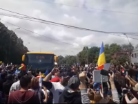 Autocarele PSD blocate de protestatari culcaţi pe asfalt, la Galați. VIDEO