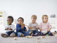 O femeie a născut gemeni de culori diferite. Prejudecată cu care se confruntă des