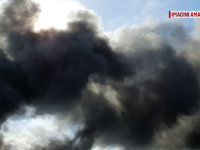 Fum negru pe cerul unei comune din Mureș. Autoritățile caută vinovații