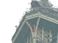 Un bărbat s-a urcat fără echipament pe Turnul Eiffel şi a stat 5 ore agăţat de grinzi