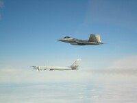 Bombardiere și avioane de vânătoare ruse, interceptate de F-22 americane
