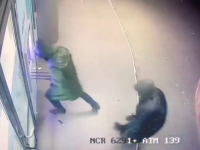Primele imagini cu momentul în care 2 indivizi aruncă în aer un bancomat din Capitală