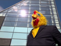 Politician maghiar costumat în găină. Ce mesaj a vrut să transmită Opoziției