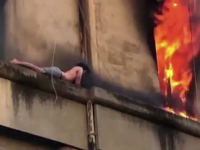 Un tânăr s-a refugiat pe faţada blocului, după ce apartamentul i-a luat foc.