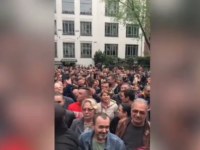 Românii din Germania scandează în fața secției de votare. „Mai sunt o mie de oameni”