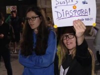 Sute de români au ieșit în stradă din solidaritate cu diaspora. „Si-au bătut joc de ei”