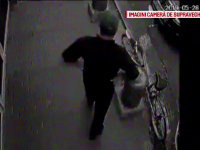 Momentul în care un hoț fură o bicicletă de lângă un mall din Târgoviște. A fost filmat