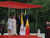 VIDEO. Momentul în care Papa Francisc salută în română soldații. Cum l-a ajutat Iohannis