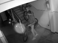 Hoți filmați în timp ce fură două biciclete de la etajul 9 al unui bloc din Ploiești