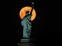 Ultima „Superlună” a anului 2020. Imagini spectaculoase surprinse pe tot globul. GALERIE FOTO