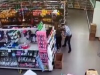 Bărbat filmat în timp ce-și șterge nasul pe tricoul unei angajate dintr-un magazin. Ce riscă acum