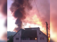 Incendiu puternic în Bistrița Năsăud. A mistuit un depozit de cereale, un grajd și o moară