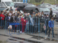 Sute de persoane așteaptă să intre în România prin punctul de trecere al frontierei Nădlac 1