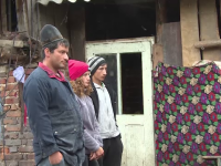 Solidaritate emoționantă: sătenii pun mână de la mână și reconstruiesc casa mistuită de foc a unor sărmani