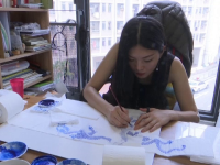 O artistă din Hong Kong a devenit faimoasă pentru picturile pe hârtie igienică. Cum arată acestea