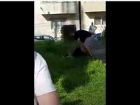 Copil bătut la Ovidiu de un adult, în plină stradă. Martorii filmau agresiunea în loc să intervină VIDEO