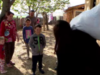 Mii de copii săraci din Iași au primit haine, mâncare şi jucării, cu ajutorul Asociației „Glasul Vieții”