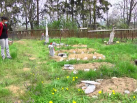 Morminte vandalizate în Dâmbovița, chiar de Paște. Oamenii sunt șocați: ”A zis că ne dă foc”