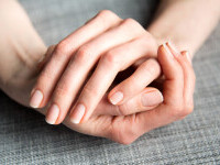 Un nou simptom al infectării cu Covid-19. Ce semne pot apărea pe unghiile de la mâini. FOTO