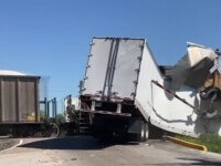 Imagini spectaculoase cu un camion plin cu sticle cu apă, lovit de tren. Ce s-a întâmplat cu șoferul