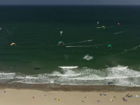 Kite surfingul, tot mai popular şi la noi. Cât de costisitor este acest sport