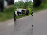 Un șofer de 23 de ani s-a răsturnat cu camionul în Dâmbovița. În ce stare e