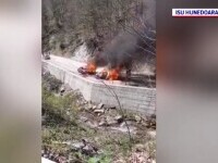 Două mașini au ars la poalele cetății Sarmizegetusa. Intervenția pompierilor a fost anevoioasă