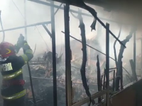 Drama familiilor din Bârlad, rămase fără case după un incendiu devastator. Militarii și voluntarii le-au sărit în ajutor