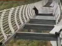China: Turist rămas suspendat în aer, după ce podul pe care se afla a fost distrus de vânt