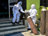 Trei persoane au fost arestate în India, după ce ar fi vopsit mai multe stingătoare pentru a arăta ca buteliile de oxigen