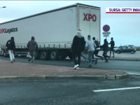 Şoferi români de TIR au ajuns ţintele migranţilor. Unuia dintre ei i-au înfipt o sabie în inimă, sub ochii logodnicei