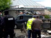 Zeci de persoane din Iași, acuzate că vând ilegal fier vechi și că dezmembrează mașini fară acte