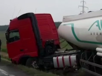 O cisternă s-a răsturnat pe câmp în județul Vaslui, după ce șoferul ar fi ațipit la volan