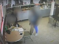 VIDEO. O fată de 14 ani a intrat într-un restaurant, şi-a lăsat bebeluşul în braţele unei cliente, apoi a fugit