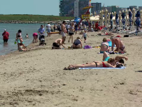 Turiștii au profitat de prețurile bune și temperaturile bune de plajă: ”În sfârșit a venit vara!”. Cât costă un sejur