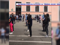 Sute de elevi și profesori din Oradea au protestat față de demiterea directorului unui colegiu