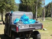 Zeci de saci de gunoaie adunate din zonele unde au făcut turiștii grătare, în Munții Bucegi