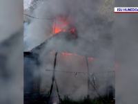O casă a unei familii nevoiașe din Lupeni a ars ca o torță. Flăcările au cuprins tot acoperișul