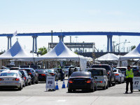 O femeie din SUA a intrat cu mașina într-un cort de vaccinare, în semn de protest: ”Fără vaccin”