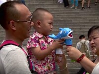 China va permite cuplurilor să aibă trei copii, după ce rata natalității a scăzut dramatic