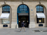 VIDEO | Jaf armat într-un magazin Chanel. Hoții au fost filmați în timp ce fugeau cu bunuri în valoare de milioane de euro