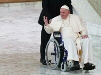 Papa Francisc a apărut în public într-un scaun cu rotile