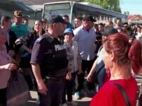 Protest într-o comună din Iași pentru că transportul e prea scump și prost. „Plouă în autobuze”