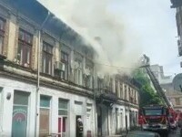 Incendiu puternic în București. Un imobil a luat foc în spatele magazinului Cocor