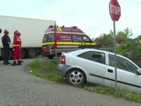 Un șofer din Dâmbovița a intrat cu mașina într-un șanț, de teamă să nu fie izbit de un camion