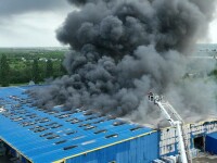 Incendiu cu degajări mari de fum la un depozit de instalaţii sanitare din Oradea