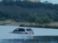 Un șofer cu BMW X5 a rămas blocat în râul Bistrița, după ce a încercat să îl traverseze. VIDEO