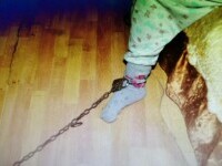 Calvarul îndurat de o fetiță de 10 ani, din Dolj. Bunica o ținea legată de pat, mama este arestată, iar tatăl a părăsit-o