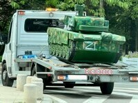 Cum a ajuns macheta unui tanc cu semnul Z în fața Ambasadei Rusiei de la București. VIDEO
